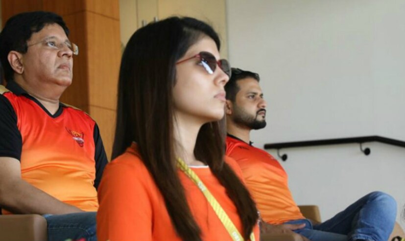  എന്നാൽ സൺറൈസേഴ്സ് ഹൈദരാബാദ് മത്സരങ്ങളില്‍ ഓറഞ്ച് ജഴ്സിയണിഞ്ഞ് ടീമിനെ ചിയർ ചെയ്യുന്ന പെൺകുട്ടിയെ കുറിച്ചാണ് ഇപ്പോൾ അന്വേഷണം നടക്കുന്നത്. കാവ്യ മാരനാണ് ആ പെൺകുട്ടി.