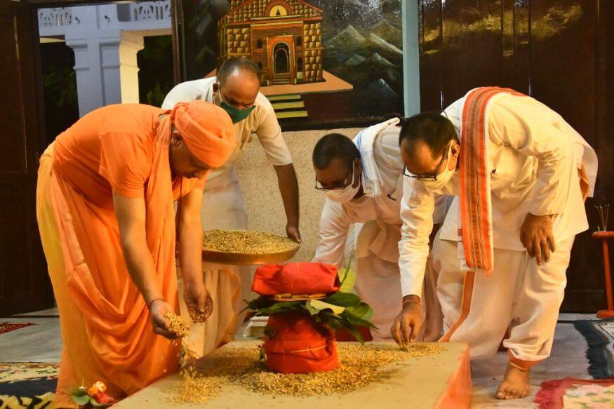ദുർഗ്ഗാ ദേവിയുടെ വിവിധ അവതാരങ്ങളെ ആരാധിക്കുന്ന ചടങ്ങുകളാണ് ഒൻപത് ദിവസം നീണ്ടു നിൽക്കുന്ന ആഘോഷരാവുകളിലുള്ളത്. (Image: Special Arrangement) ദുർഗ്ഗാ ദേവിയുടെ വിവിധ അവതാരങ്ങളെ ആരാധിക്കുന്ന ചടങ്ങുകളാണ് ഒൻപത് ദിവസം നീണ്ടു നിൽക്കുന്ന ആഘോഷരാവുകളിലുള്ളത്. (Image: Special Arrangement)