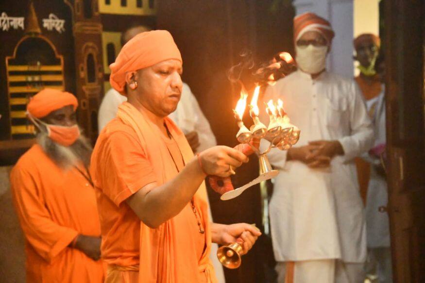 രാജ്യമെമ്പാടുമുള്ള വിവിധയിടങ്ങളിൽ കോവിഡ് മാനദണ്ഡങ്ങൾ കർശനമായി പാലിച്ചാകും ഇത്തവണ നവരാത്രി ആഘോഷച്ചടങ്ങുകൾ അരങ്ങേറുക. (Image: Special Arrangement) രാജ്യമെമ്പാടുമുള്ള വിവിധയിടങ്ങളിൽ കോവിഡ് മാനദണ്ഡങ്ങൾ കർശനമായി പാലിച്ചാകും ഇത്തവണ നവരാത്രി ആഘോഷച്ചടങ്ങുകൾ അരങ്ങേറുക. (Image: Special Arrangement)