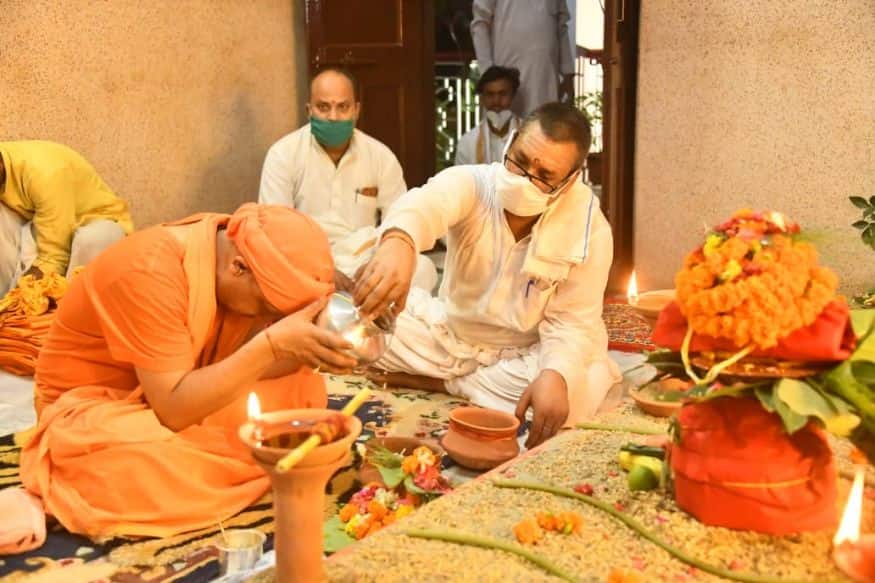 പൂജാ ചടങ്ങുകൾക്കിടെ യോഗി ആദിത്യനാഥ്. (Image: Special Arrangement)