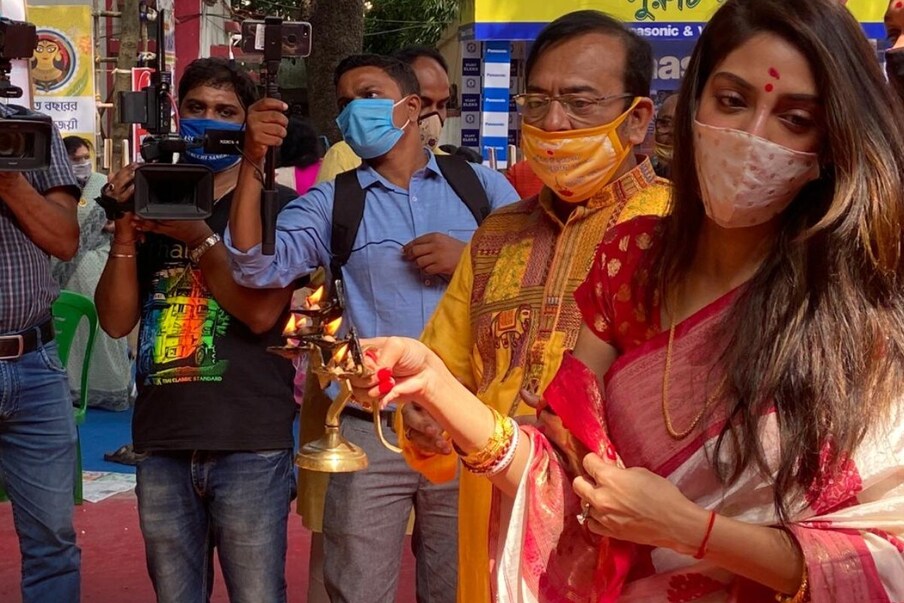  സിന്ദൂർ ഖേലയിൽ പങ്കെടുത്തത് വലിയ വിവാദമാവുകയും ചെയ്തിരുന്നു. കഴിഞ്ഞ മാസം നുസ്രത് ജഹാൻ ദുർഗാ ദേവിയായി വേഷമിട്ടുകൊണ്ടുള്ള ഫോട്ടോ സമൂഹമാധ്യമങ്ങളിൽ പങ്കുവെച്ചിരുന്നു. ഇതിനെതിരെ വധഭീഷണി ഉയർന്നിരുന്നു. തുടർന്ന് എംപിയുടെ സുരക്ഷ ശക്തമാക്കിയിരുന്നു.