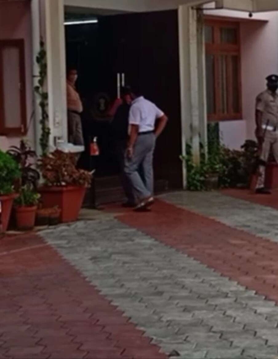   ലൈഫ് മിഷന് ജില്ലാ കോഡിനേറ്ററും ലൈഫ് മിഷന് പദ്ധതിയുമായുള്ള ബന്ധം കൃത്യമായി വിശദീകരിക്കുന്ന ധാരണാപത്രം അടക്കം 6 രേഖകളാണ് സിബിഐ യു വി ജോസിനോട് ആവശ്യപ്പെട്ടിരുന്നത്. പദ്ധതിയ്ക്ക് വിദേശ സഹായം കൈപ്പറ്റുന്നതിന് മുൻപ് ലഭിച്ച നിയമോപദേശത്തെ കുറിച്ചും യു വി ജോസിന് സിബിഐയ്ക്ക് മുന്നിൽ വിശദീകരിക്കേണ്ടിവരും. ഉദ്യോഗസ്ഥരിൽ നിന്നും വിവരങ്ങൾ തേടിയ ശേഷമാകും സർക്കാർ തലത്തിലെ ഇടപെടലുകളെ കുറിച്ച് സി ബി ഐ അന്വേഷിക്കുക. 