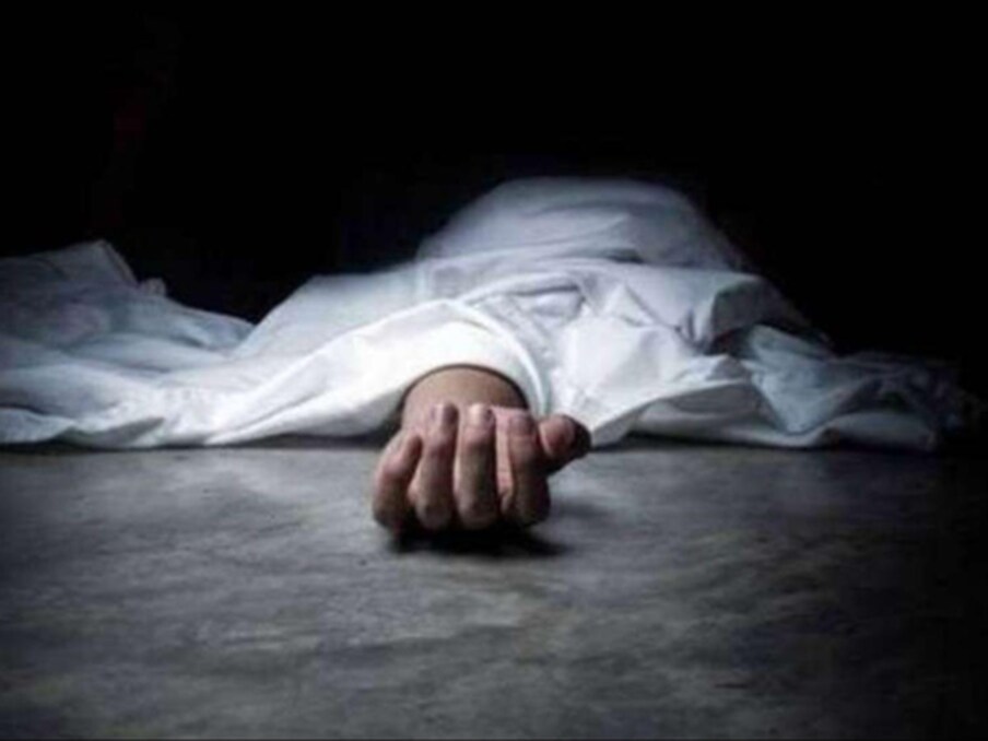  മകൾക്ക് ദീപാവലി ആഘോഷിക്കാൻ കമ്പിത്തിരിയും പൂത്തിരിയുമായി എത്തിയ അമ്മ കണ്ടത് പതിനാറുകാരിയുടെ കത്തിക്കരിഞ്ഞ മൃതദേഹം. മരണത്തിന് 20 മിനിട്ട് മുമ്പ് അമ്മയെ ഫോണിൽ വിളിച്ച് ജോലി കഴിഞ്ഞു വരുമ്പോൾ നാരാങ്ങാവെള്ളം കലക്കി വയ്ക്കാമെന്ന് പറഞ്ഞ മകൾ വീടിനുള്ളിൽ പൊള്ളലേറ്റ് മരിച്ച നിലയിൽ കണ്ടതിലാണ് കുടുംബം ദുരൂഹത ആരോപിക്കുന്നത്.
