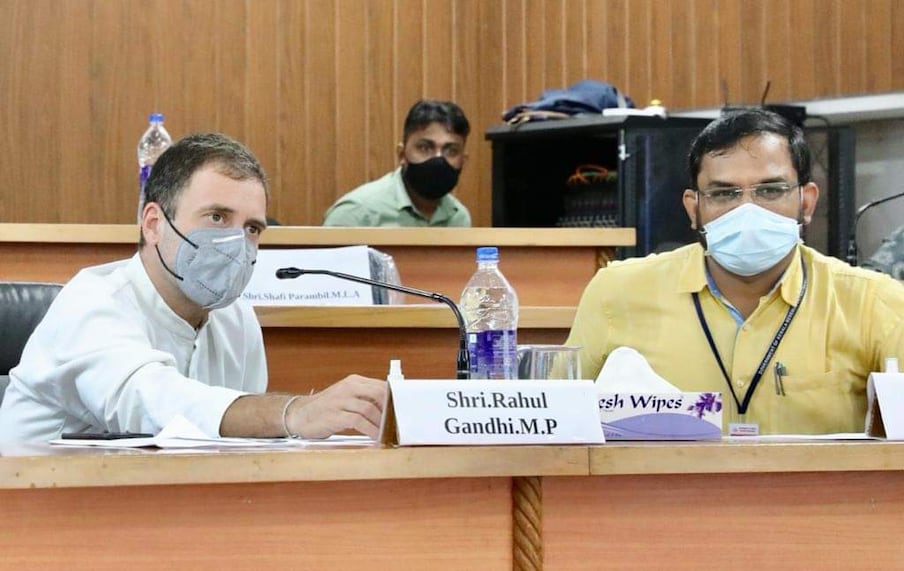  കവളപ്പാറ ദുരന്തം പ്രിയപ്പെട്ടവരെയും പ്രിയപ്പെട്ടതിനെയും എല്ലാം തുടച്ച് നീക്കിയപ്പോൾ നിരാശയുടെ ആഴങ്ങളിൽ ആയി ഈ സഹോദരിമാർ. പ്രളയകാലത്തെ സന്ദർശനസമയത്ത് രാഹുൽ ഇവരെ കാണുകയും ആശ്വസിപ്പിക്കുകയും ചെയ്തു. ഇവർക്ക് വേണ്ടത് ചെയ്ത് നൽകാൻ നിർദ്ദേശവും നൽകി. അങ്ങനെ ആണ് കോൺഗ്രസ് ഇവർക്ക് പുതിയ വീട് നിർമിച്ച് നൽകിയത്.