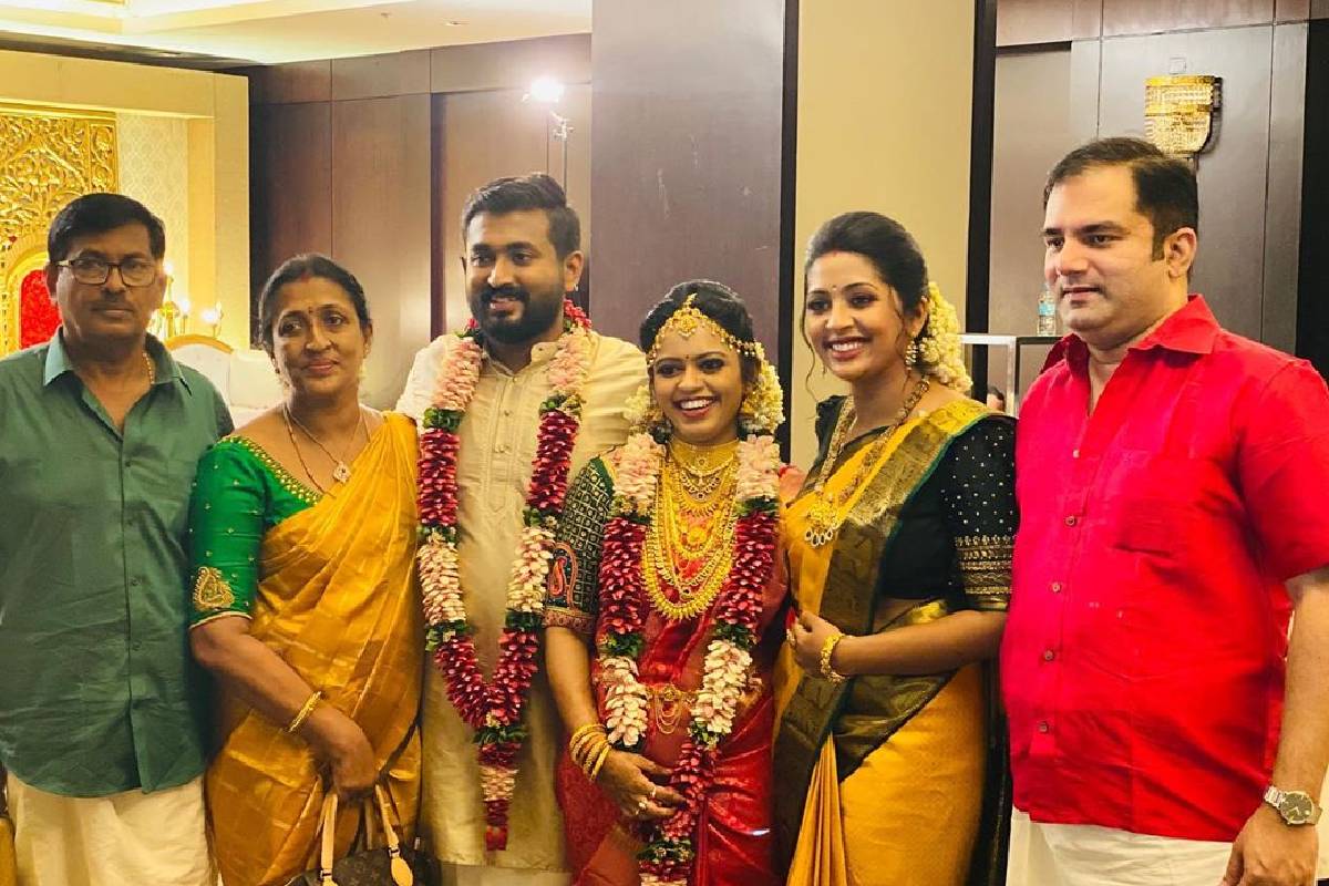 നവ്യ ഇനി നാത്തൂന്റെ ഉത്തരവാദിത്തങ്ങളിലേക്ക്; സഹോദരന്റെ വിവാഹ ചിത്രങ്ങളുമായി നവ്യ നായർ