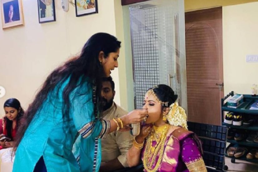  സഹോദരനും സുഹൃത്തുമാണ് തന്റെ കണ്ണപ്പൻ എന്ന് നവ്യ. ഒട്ടേറെ രാത്രികളിൽ ഏറെ വൈകിയും ലോകത്തെ ഏറ്റവും മണ്ടത്തരങ്ങൾ ചർച്ച ചെയ്ത കൂട്ടുകാരൻ. വഴക്കു പറയുകയും അടിക്കുകയും കടിച്ചുപറിക്കുകയും ചെയ്യുന്ന, എന്തിനും ഏതിനും അവനെ കളിയാക്കുന്ന ചേച്ചിയാണ് താനെന്നാണ് നവ്യയുടെ ഇൻസ്റ്റഗ്രാം സാക്ഷ്യം