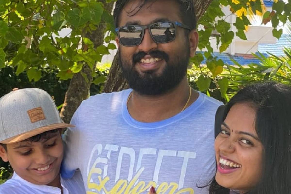 അനിയന്റെയും ഭാര്യയുടെയും ചിത്രത്തിന് ക്യാപ്‌ഷനുമായി നവ്യ