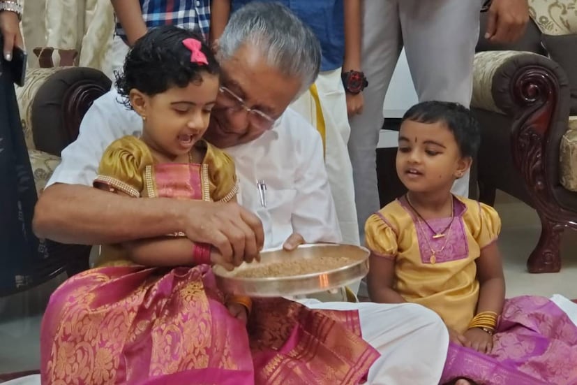  അങ്ങനെ കളിചിരികളോടെ നക്ഷത്രയും ജനികയും അറിവിന്റേയും അക്ഷരങ്ങളുടേയും ലോകത്തേക്ക്.