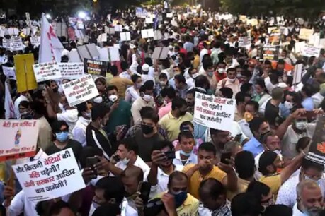 Hathras Rape | രാജ്യമെങ്ങും പ്രതിഷേധം; ഹത്രാസ് എസ്പി ഉൾപ്പെടെ അഞ്ച് പൊലീസ് ഉദ്യോഗസ്ഥരെ സസ്പെൻഡ് ചെയ്ത് യോഗി സർക്കാർ Hathras Rape | രാജ്യമെങ്ങും പ്രതിഷേധം; ഹത്രാസ് എസ്പി ഉൾപ്പെടെ അഞ്ച് പൊലീസ് ഉദ്യോഗസ്ഥരെ സസ്പെൻഡ് ചെയ്ത് യോഗി സർക്കാർ