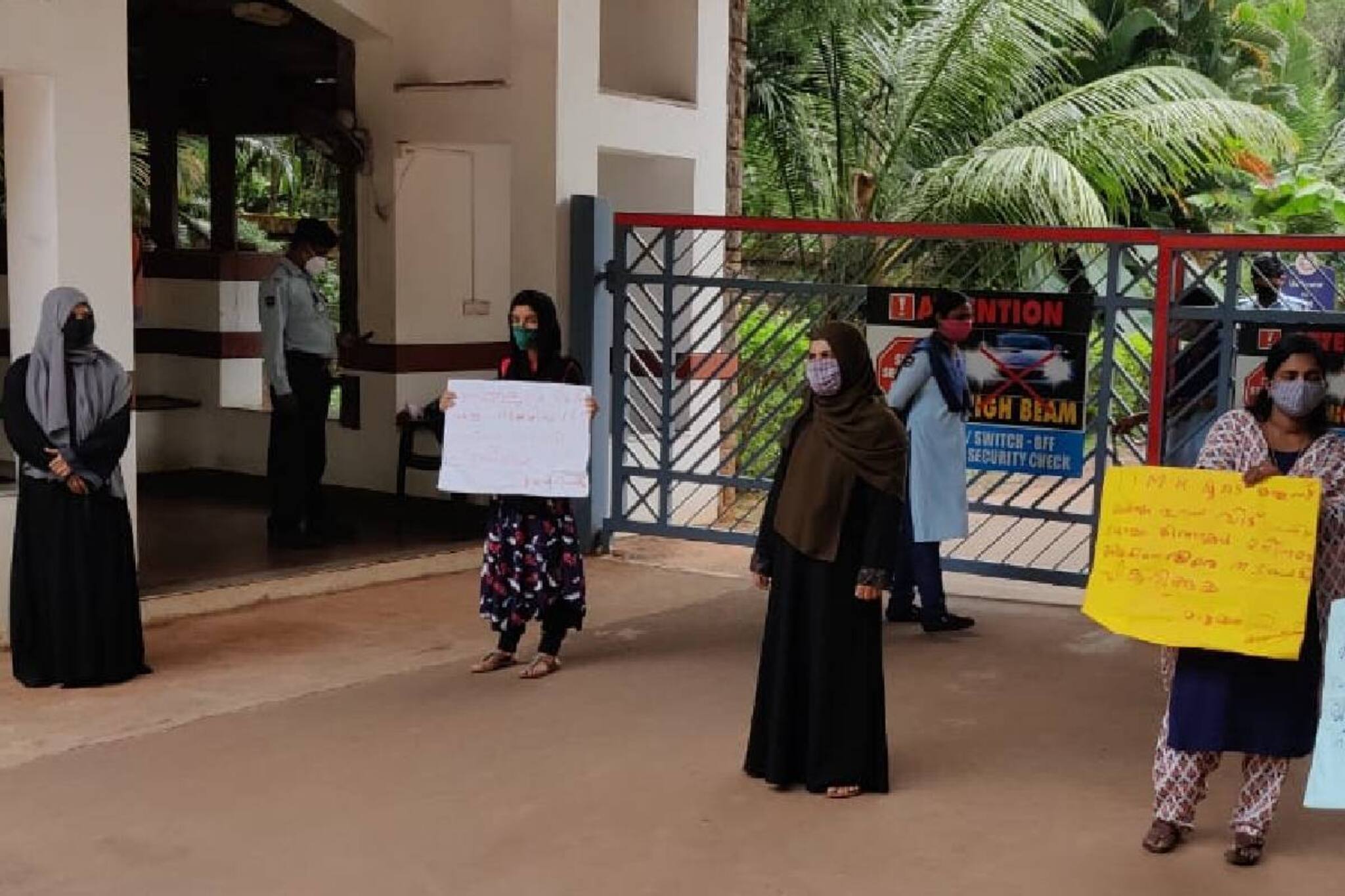 കുടിവെള്ളത്തിൽ കക്കൂസ് മാലിന്യം;  കോഴിക്കോട് ഐ.ഐ.എമ്മിന് മുന്നിൽ വീട്ടമ്മമാരുടെ സമരം