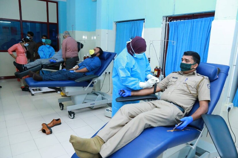  മലപ്പുറം ജില്ല കളക്ടർ കെ. ഗോപാലകൃഷ്ണൻ, അസിസ്റ്റന്റ് കലക്ടര്‍ വിഷ്ണുരാജ്, ഗണ്‍മാന്‍ ടി. വിനു, ഡ്രൈവര്‍ കെ.എം പ്രസാദ് എന്നിവർ ആണ് പ്ലാസ്മ ദാനം ചെയ്തത്.