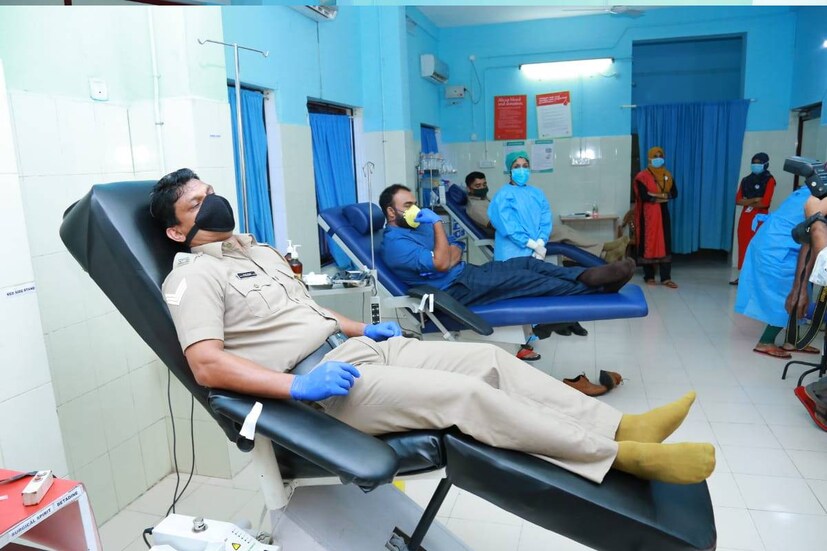  കോവിഡ് മുക്തരായവരിൽ നിന്നും പ്ലാസ്മ കൂടുതൽ ശേഖരിക്കുക എന്നത് ഈ ഘട്ടത്തിൽ അനിവാര്യമാണ്. ഇക്കാരണത്താൽ ആണ് കളക്ടറും സഹപ്രവർത്തകരും പ്ലാസ്മ ദാനം ചെയ്തു മാതൃക ആയത്.
