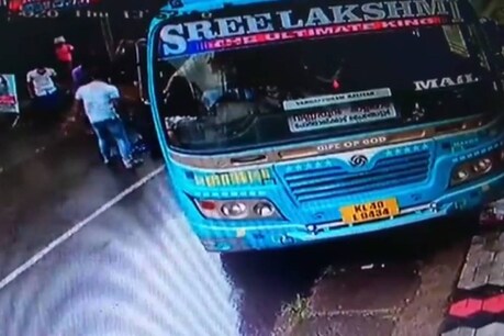 Viral Video | ബൈക്ക് യാത്രികന്റെ ജീവൻ രക്ഷിച്ചത് സഡൻ ബ്രേക്കിംഗ്; ബസ് ഡ്രൈവർക്ക് കൈയ്യടിച്ച് സോഷ്യൽ മീഡിയ Viral Video | ബൈക്ക് യാത്രികന്റെ ജീവൻ രക്ഷിച്ചത് സഡൻ ബ്രേക്കിംഗ്; ബസ് ഡ്രൈവർക്ക് കൈയ്യടിച്ച് സോഷ്യൽ മീഡിയ