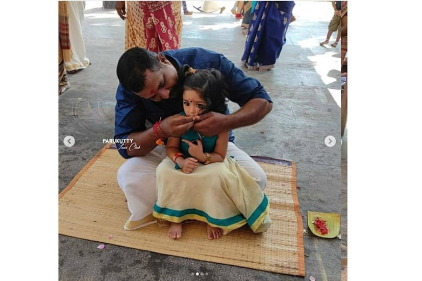  പാറുക്കുട്ടിയുടെ പുതിയ വിശേഷമാണ് ആരാധകര്‍ ഇന്ന് ഏറ്റെടുത്തിരിക്കുന്നത്. വിജയദശമി ദിനമായ ഇന്ന് ആദ്യാക്ഷരങ്ങള്‍ കുറിച്ചിരിക്കുകയാണ് പ്രേക്ഷകരുടെ പ്രിയപ്പെട്ട കുട്ടിതാരം.