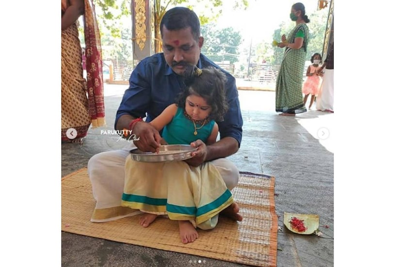  ഡയലോഗുകളൊന്നും ഇല്ലെങ്കിലും പ്രേക്ഷകരെ കൈയ്യിലെടുത്തതാണ് പാറുക്കുട്ടി. ഈ സീരിയലിൽ അഭിനയിച്ചതിന് പിന്നാലെ നിരവധി ഫാന്‍സ് ഗ്രൂപ്പുകളും പാറുക്കുട്ടിയുടെതായി സോഷ്യല്‍ മീഡിയയില്‍ ഉണ്ട്. പാറുക്കുട്ടിയുടെ ചിരിയും കുസൃതികളുമെല്ലാം തന്നെ പ്രേക്ഷകര്‍ ഏറെ ഇഷ്ടപ്പെടുന്ന കാര്യമാണ്.