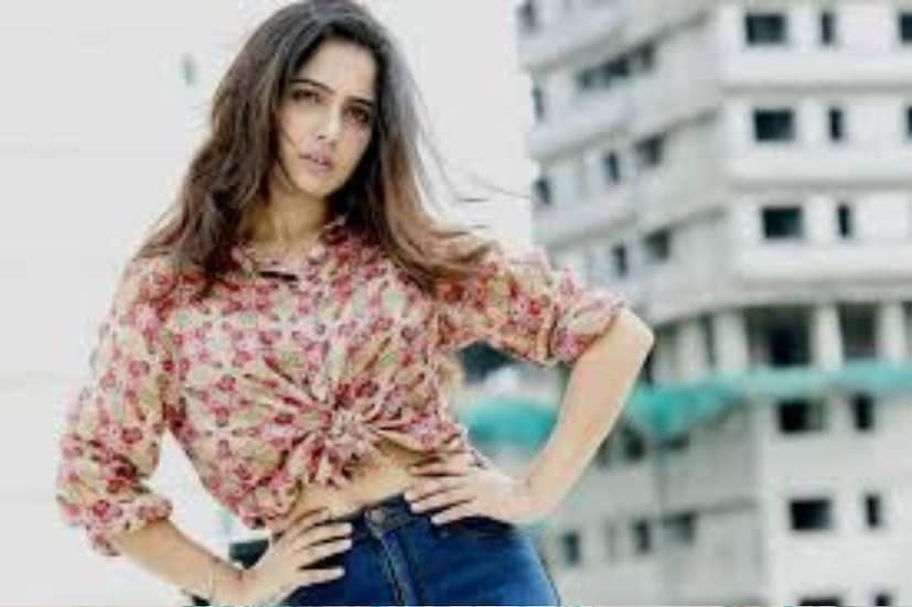  അന്ധേരിയിലെ കോഫിഷോപ്പില്‍ നിന്ന് വീട്ടിലേക്ക് വരുന്നവഴി യോഗേഷ് വാഹനം വട്ടംവെച്ച് തടഞ്ഞു നിര്‍ത്തിയത്. തമാശ നിര്‍ത്താന്‍ പറഞ്ഞപ്പോള്‍ കാറില്‍ നിന്ന് ഇറങ്ങി വയറ്റില്‍ കുത്തി.