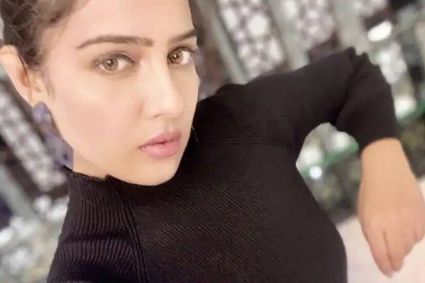  വിവാഹാഭ്യര്‍ഥന നിരസിച്ചതിന്റെ പേരില്‍ സീരിയല്‍ നടി മാല്‍വി മല്‍ഹോത്രയ്ക്കു നേരെ കഴിഞ്ഞ ദിവസമാണ് ആക്രമണം ഉണ്ടായത്. താരത്തിന്റെ സുഹൃത്തും നിര്‍മാതാവുമായ യോഗേഷ് മഹിപാല്‍ സിംഗാണ് താരത്തെ കുത്തിക്കൊല്ലാന്‍ ശ്രമിച്ചത്.