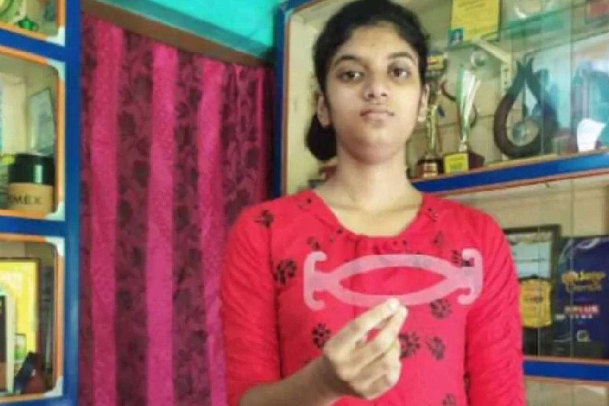 മാസ്‌ക് ധരിക്കുമ്പോള്‍ ചെവി വേദനയുണ്ടോ? പരിഹാരവുമായി പന്ത്രണ്ടാം ക്ലാസുകാരി