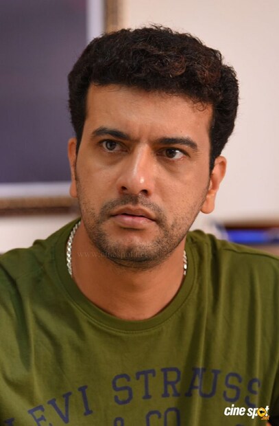  ആശംസയ്ക്ക് താഴെയായി അഖിലേഷ് അഖി എന്നൊരാള്‍ ഗൂഗിള്‍ ട്രാന്‍സ്‌ലേറ്ററിന്റെ സഹായത്തോടെ ഇതിന്റെ മലായാളെ കണ്ടെത്തിയിട്ടുണ്ട്. ‘നിങ്ങളെപ്പോലുള്ള ഒരു സഹപ്രവര്‍ത്തകന് ആനന്ദദായകവും ഉന്മേഷദായകവും ജന്മദിനവുമായുള്ള ജന്മദിനത്തിനായി ധാരാളം ആശംസകള്‍ അയയ്ക്കാനുള്ള എന്റെ ഭാഗ്യം’, എന്നായിരുന്നു അഖിലേഷിന് ഗൂഗിള്‍ ട്രാന്‍സ്‌ലേറ്റര്‍ പറഞ്ഞുകൊടുത്ത അര്‍ത്ഥം.