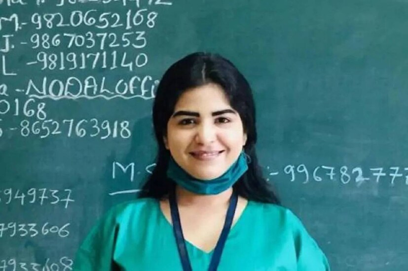  മാസ്ക് മറക്കരുതെന്നും കൈകൾ ഇടയ്ക്കിടെ കഴുകണമെന്നും ശിഖ അഭ്യർത്ഥിച്ചു. വാക്സിൻ കണ്ടുപിടിക്കാത്ത കാലത്തോളം മുൻകരുതലിൽ വീഴ്ച വരുത്തരുത്. എല്ലാവരുടെയും സ്നേഹത്തിന് നന്ദി അറിയിക്കുന്നതായും താരം പറഞ്ഞു. നഴ്സിങ്ങിൽ ബിരുദം നേടിയിട്ടുള്ളയാളാണ് ശിഖ. ഡൽഹിയിലെ വർധമാൻ മഹാവീർ മെഡിക്കൽ കോളേജിൽ പഠനം പൂർത്തീകരിച്ചതിനു ശേഷം ഡൽഹി സഫ്ദർജങ് ആശുപത്രിയിൽ അഞ്ചുവർഷം നഴ്സ് ആയി ജോലി ചെയ്തിരുന്നു.