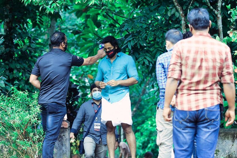  പനിയുണ്ടോ എന്ന് പരിശോധിച്ച്, സാനിറ്റൈസർ കയ്യിലേറ്റു വാങ്ങി സെറ്റിലേക്ക് പ്രവേശിക്കുന്ന നായകൻ. ഉണ്ണി മുകുന്ദന്റെ പുതിയ ചിത്രം മേപ്പടിയാന്റെ ലൊക്കേഷനിൽ കോവിഡ് മാനദണ്ഡങ്ങൾ കർശനമാണ്. ലൊക്കേഷനിലെ പ്രവേശന നിയന്ത്രണങ്ങൾ പാലിക്കപ്പെടുന്ന ചിത്രങ്ങൾ പ്രേക്ഷകരുടെ മുന്നിലേക്ക് എത്തുന്നു. പൂർണ്ണമായും നാട്ടിൻപുറത്തിന്റെ പശ്ചാത്തലത്തിൽ അണിയിച്ചൊരുക്കുന്ന ചിത്രമാണ് മേപ്പടിയാൻ
