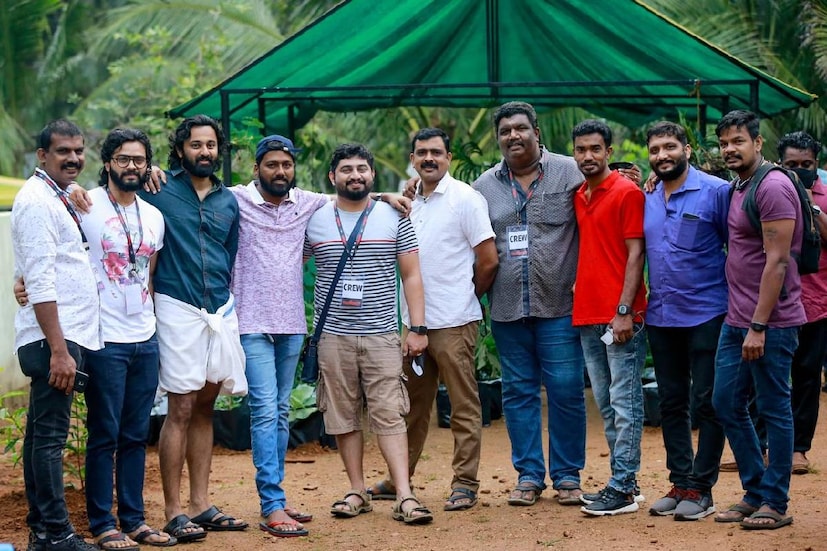  ഇന്ദ്രൻസ്, സൈജു കുറുപ്, അജു വർഗീസ്, അഞ്ചു കുര്യൻ, വിജയ് ബാബു, കലാഭവൻ ഷാജോൺ, അപർണ ജനാർദ്ദനൻ, നിഷ സാരംഗ്, കുണ്ടറ ജോണി, മേജർ രവി, ശ്രീജിത്ത് രവി, കോട്ടയം രമേശ്, പൗളി വിൽ‌സൺ, കൃഷ്ണ പ്രസാദ്, മനോഹരി അമ്മ തുടങ്ങിയവരാണ് അഭിനേതാക്കൾ