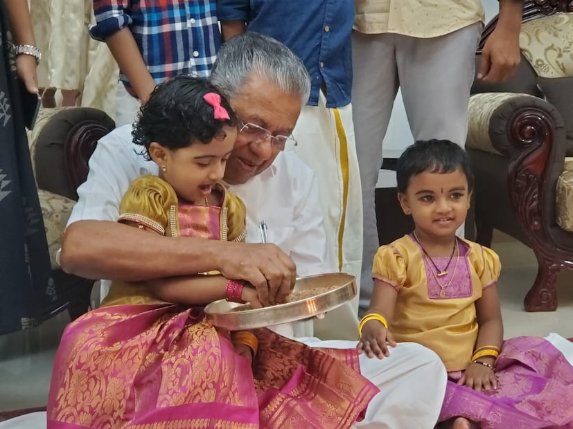  നക്ഷത്രയും ജനികയും  സന്തോഷത്തോടെ മുഖ്യമന്ത്രി അപ്പൂപ്പന്റെ മടിയിലിരുന്നു.