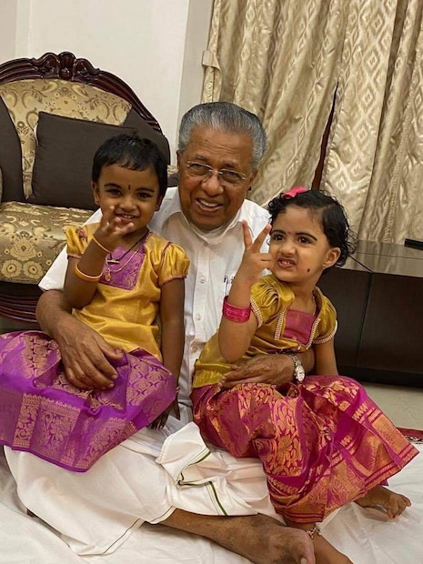  കുഞ്ഞുവിരൽ പിടിച്ച് പിണറായി വിജയൻ ഇരുവരെയും അരിയിൽ ആദ്യക്ഷരം കുറിച്ചു.