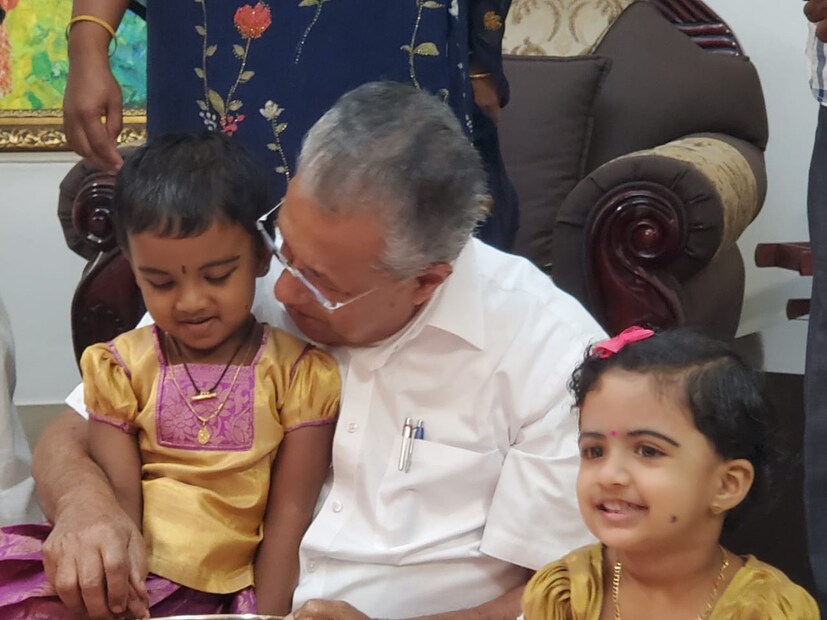  ഭാര്യ കമലയുടെ സഹോദരന്റെ മക്കളുടെ കുട്ടികളൾക്കാണ് പിണറായി വിജയൻ  ആദ്യക്ഷരം കുറിച്ചത്.