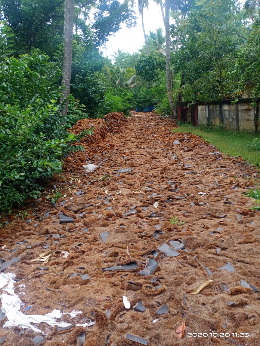  പ്രദേശത്തെ ഭൂരിഭാഗം റോഡുകളും നിര്‍മ്മിച്ചത് ഇങ്ങനെ തന്നെയെന്ന് ജനങ്ങള്‍ പറയുന്നത്.  ഒന്നുമറിയില്ലെന്നാണ്  പ്രസിഡന്റിന്റെ മറുപടി.