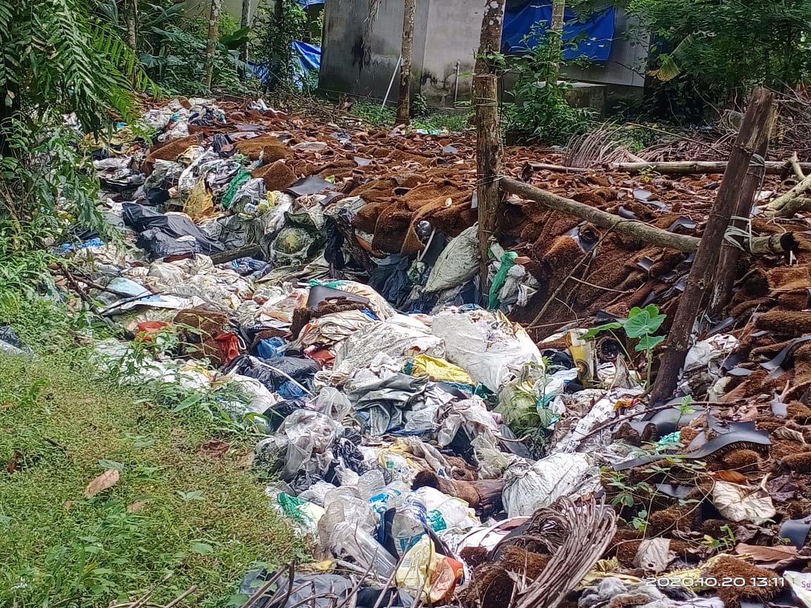  തോട് നികത്തിയതിന് പുറമെ പലയിടങ്ങളിലും തടയണ കെട്ടി ഒഴുക്ക് തടഞ്ഞിട്ടുമുണ്ട്. മരിച്ച നീര്‍ച്ചാലുകളെക്കാള്‍ ഭീതിദമാണ് മണ്ണില്‍ അടക്കം ചെയ്യപ്പെട്ടിരിക്കുന്ന, രാസവസ്തുക്കള്‍ നിറഞ്ഞ ചകിരിയും ഒടുവില്‍ അവശേഷിക്കാന്‍ പോകുന്ന റബറും പ്ലാസ്റ്റിക്കും.. 