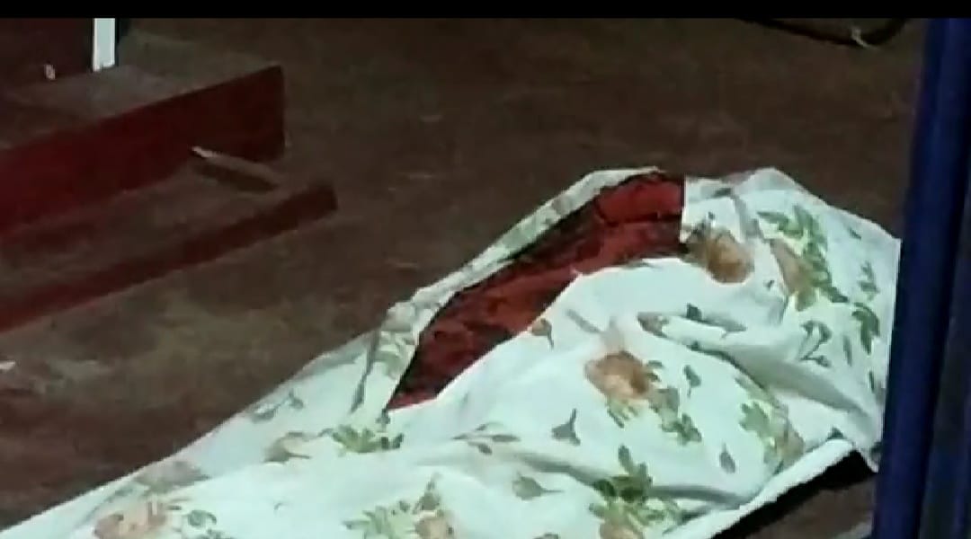  മൃതദേഹം മോശമായെന്ന് കണ്ടതിനെ തുടർന്ന് മോർച്ചറി ജീവനക്കാരൻ മാറിക്കളഞ്ഞതായി ബന്ധുക്കൾ ആരോപിക്കുന്നു. പൊലിസ് എത്തുന്നത് വരെ മൂന്നു മണിക്കൂറോളം മൃതദേഹം  നിലത്തു തന്നെയിട്ടു.