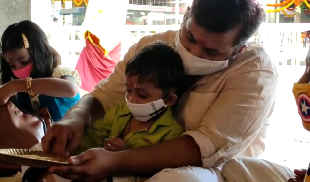  കുട്ടിക്കൊപ്പം രക്ഷിതാക്കളിൽ ഒരാളെ മാത്രമാണ് ക്ഷേത്രത്തിലെ സരസ്വതി മണ്ഡപത്തിൽ പ്രവേശിപ്പിച്ചത്. മുഖ്യ തന്ത്രി രാമചന്ദ്ര അഡിഗയുടെ കാർമികത്വത്തിലായിരുന്നു ചടങ്ങുകൾ നടന്നത്. 