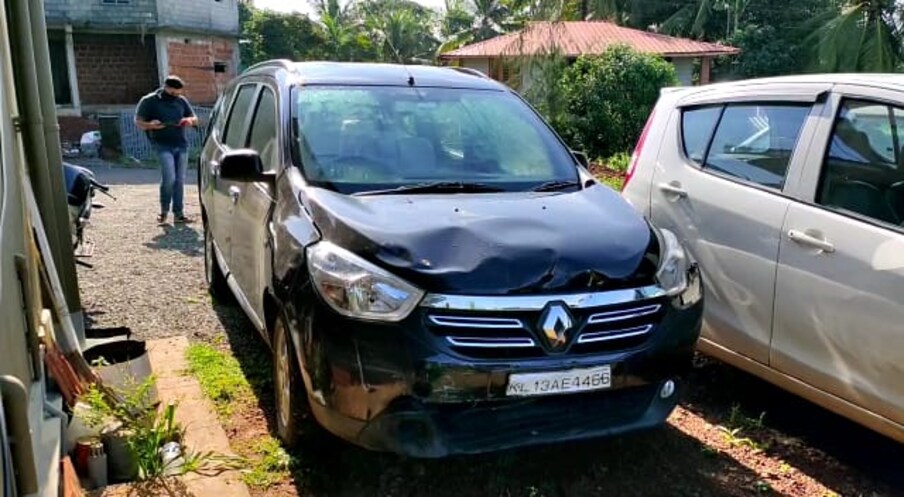  സംഭവത്തെ കുറിച്ച് ഡ്രൈവർ പറയുന്നത് ഇങ്ങനെ; "പുത്തനത്താണിയിൽ നിന്നും കോട്ടക്കൽ ഭാഗത്തേക്ക് പോവുകയായിരുന്നു. മുമ്പിൽ ഒരു അഞ്ചാറ് വാഹനങ്ങൾ വരിയായി പോവുകയായിരുന്നു. പെട്ടെന്ന് ഒരു വണ്ടി ബ്രേക്ക് ചെയ്തു . ഞാൻ എന്റെ ടോറസ് ബ്രേക്ക് ചെയ്തു എങ്കിലും നിന്നില്ല. മുൻപിലെ കാറിൽ തട്ടി. പിന്നീട് പൊലീസ് സ്റ്റേഷനിൽ എത്തിയപ്പോഴാണ് കാർ അബ്ദുള്ളക്കുട്ടിയുടേതാണെന്ന് അറിഞ്ഞത്".