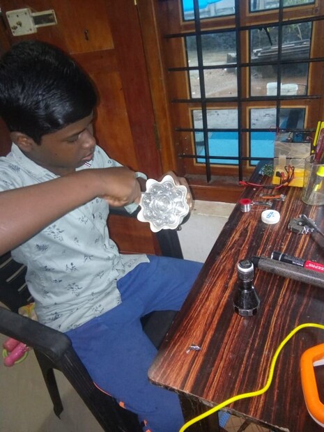  വാട്ട്സ് മാറുന്നതിന് അനുസരിച്ച് ഉപകരണം നന്നാക്കുന്നതിനുള്ള നിരക്കിലും മാറ്റമുണ്ട്. 20 രൂപയാണ് ഏറ്റവും മിനിമം ചാർജ്. 75 രൂപയാണ് ഇതുവരെ ഈടാക്കിയിട്ടുള്ള ഏറ്റവും ഉയർന്ന ചാർജ്. ഇലക്ട്രോണിക് സാധനങ്ങൾ നന്നാക്കാൻ ആളുകൾ അന്വേഷിച്ച് വരാൻ തുടങ്ങിയതോടെ സമീപത്തെ കടയിൽ കൈപ്പടയിൽ തയ്യാറാക്കിയ ചെറിയ കുറിപ്പ് ഫോൺ നമ്പർ ഉൾപ്പെടെ നൽകി പതിച്ചു.