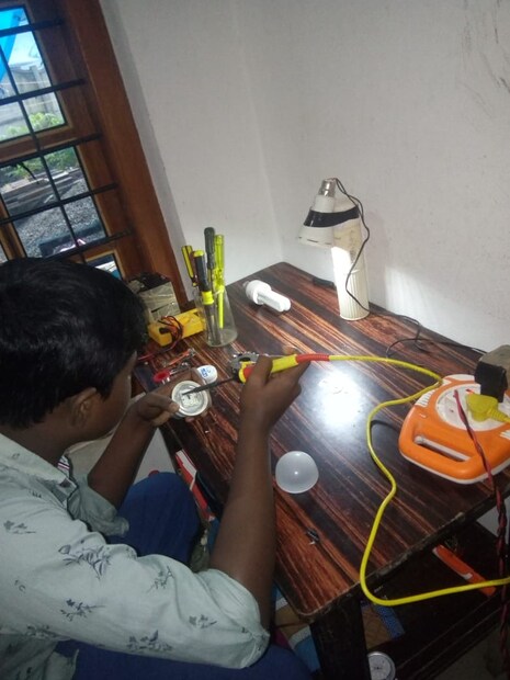  ശാസ്ത്രീയമായി ഇക്കാര്യത്തിൽ ഇതുവരെ ഒന്നും പഠിച്ചിട്ടില്ലാത്ത അഭിനവിന് ഇത് മൂന്നാം ക്ലാസ് മുതലുള്ള താൽപര്യമാണ്. പക്ഷേ, വിദ്യാർത്ഥിയുടെ താൽപര്യത്തിന് പ്രോത്സാഹനമായി അധ്യാപകരും രംഗത്തെത്തി. പുതുപ്പാടി സർക്കാർ ഹൈസ്ക്കൂളിൽ ഒമ്പതാം ക്ലാസ് വിദ്യാർത്ഥിയായ അഭിനവിന് ക്ലാസ് ടീച്ചർ ആയ മഞ്ജുഷ ടീച്ചർ ഇലക്ട്രോണിക്സുമായി ബന്ധപ്പെട്ട പുസ്തകങ്ങൾ ലൈബ്രറിയിൽ നിന്ന് എടുത്തു നൽകാറുണ്ട്.