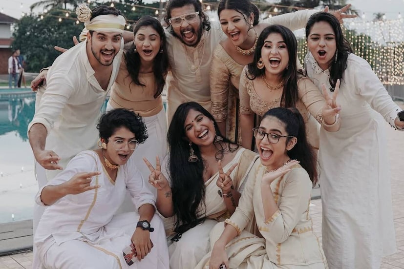  അടുത്തിടെ പ്രിയ, സാനിയ, അനാർക്കലി തുടങ്ങിയ യുവനടിമാർ സെലിബ്രിറ്റി ഫോട്ടോഗ്രാഫർ ജിക്സന്റെ വിവാഹആഘോഷങ്ങളിൽ പങ്കെടുത്തത് ശ്രദ്ധേയമായിരുന്നു