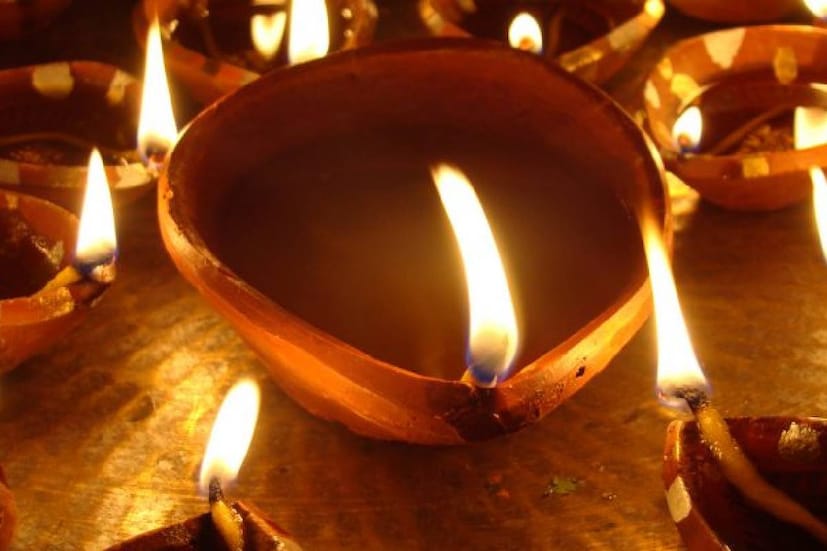  രാഷ്ട്രീയ കാമധേനു ആയോഗിനാണ് ഇതിന്റെ നിർമ്മാണ ചുമതല. കന്നുകാലികളുടെ സംരക്ഷണത്തിനും വികസനത്തിനും പരിപാലനത്തിനും വേണ്ടി 2019 ലാണ് രാഷ്ട്രീയ കാമധേനു ആയോഗ് രൂപീകരിച്ചത്. പ്രധാനമന്ത്രി വിഭാവനം ചെയ്ത സ്വദേശി പ്രസ്ഥാനത്തിന് ഊന്നൽ നൽകി കൊണ്ടാണ് ചാണകത്തിൽ നിന്നും നിർമ്മിച്ച വിളക്കുകൾ ഉൽപ്പാദിപ്പിക്കുന്നത് എന്ന് ആയോഗ് തലവൻ വ്യക്തമാക്കി