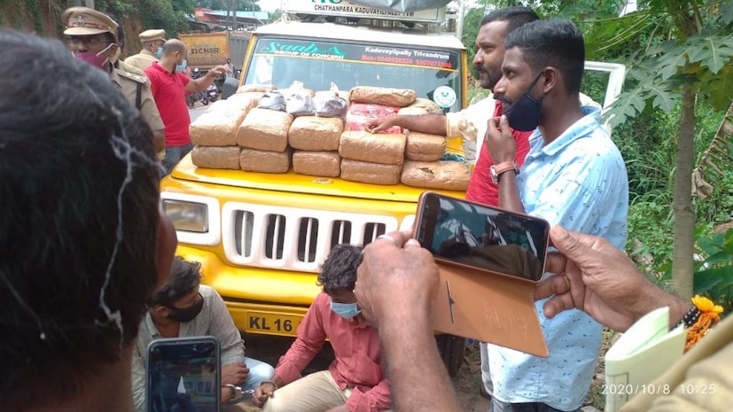  തിരുവനന്തപുരം: കിളിമാനൂരിൽ നിന്നും നൂറു കിലോ കഞ്ചാവും നാല് കോടിയോളം രൂപ വിലമതിക്കുന്ന മൂന്ന് കിലോ ഹാഷിഷ് ഓയിലും പിടികൂടി. കിളിമാനൂർ- ആറ്റിങ്ങൽ റോഡിൽ വെള്ളംകൊള്ളിയിൽ നിന്നും രണ്ട് ബൊലേറോ പിക്കപ്പ് വാഹനങ്ങളിൽ നിന്നാണ് എക്സൈസ് എൻഫോഴ്‌സ്മെന്റ് സ്ക്വാഡ്‌ കഞ്ചാവും ഹാഷിഷ് ഓയിലും പിടികൂടിയത്.