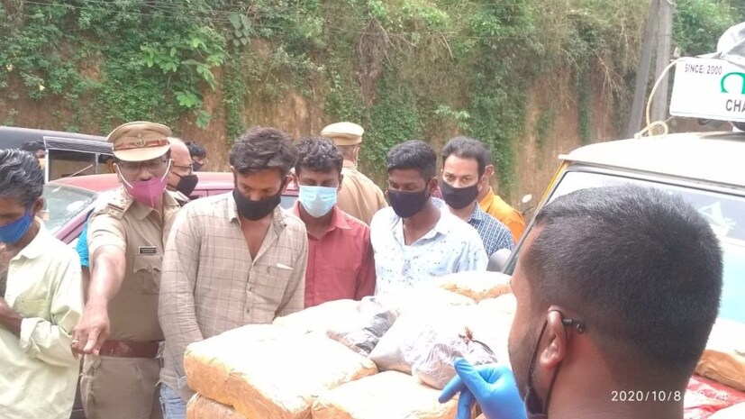  സംഭവവുമായി ബന്ധപ്പെട്ട് ആറ്റിങ്ങൽ ആലംകോട് സ്വദേശികളായ ജെസീം, റിയാസ് എന്നിവരെയുംതൃശൂർ സ്വദേശി ഫൈസൽ, കോന്നി സ്വദേശി നിയാസ് എന്നിവരെയും കസ്റ്റഡിയിലെടുത്തു.