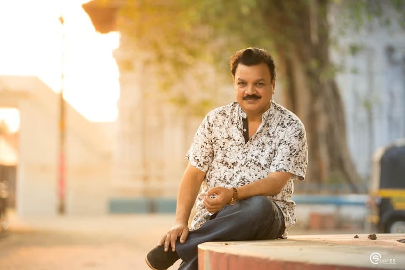  അനുയോജ്യമായ കഥാപാത്രം കിട്ടാത്തതു കൊണ്ടാണ് ചിത്രത്തിൽ പ്രമുഖ നടനായ നെടുമുടി വേണു ഇല്ലാത്തതെന്നും ഇടവേള ബാബു പറഞ്ഞു. ചിത്രത്തിൽ വില്ലൻ വേഷം ചെയ്യാമെന്ന് മമ്മൂട്ടി പറഞ്ഞിരുന്നെന്നും എന്നാൽ മമ്മൂട്ടി വില്ലനാകുന്നു എന്ന ഒറ്റ കാരണത്താൽ പടം പരാജയപ്പെടുമെന്ന് അവർ പറഞ്ഞെന്നും ഇടവേള ബാബു പറഞ്ഞു.