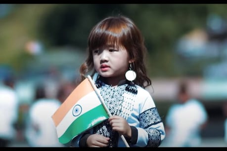 Maa Tujhe Salaam | 'മാ തുജേ സലാം' വന്ദേമാതരം പാടി നാലു വയസുകാരി എസ്തർ; കൈയടിച്ച് സോഷ്യൽ മീഡിയ Maa Tujhe Salaam | 'മാ തുജേ സലാം' വന്ദേമാതരം പാടി നാലു വയസുകാരി എസ്തർ; കൈയടിച്ച് സോഷ്യൽ മീഡിയ