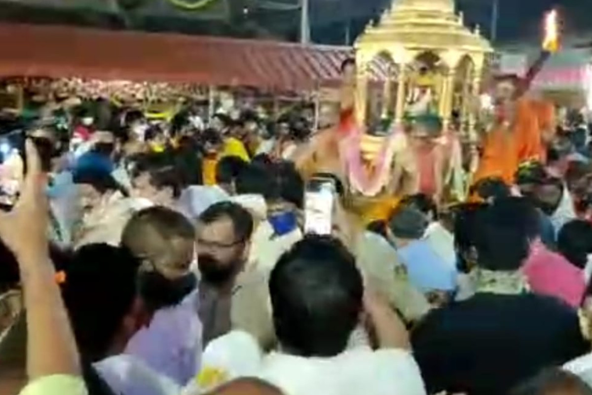  പുഷ്പാലംകൃതമായ രഥത്തിൽ ദേവി വിഗ്രഹം വഹിച്ച് മൂന്നു തവണ പ്രദക്ഷിണം വെയക്കുന്നതാണ് ചടങ്ങ്. രഥാരോഹണ ചടങ്ങിൽ നിയന്ത്രണമേർപ്പെടുത്തിയിരുന്നെങ്കിലും നിരവധിയാളുകളാണ് പങ്കാളിയായത്