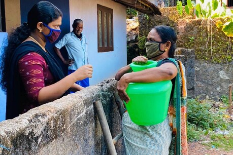 വീട്ടിലേക്ക് വരുന്നതും പുറത്തേക്ക് പോകുന്നതും അയൽവാസിയുടെ മതിൽ ചാടിക്കടന്ന്; ഈ ദുരിതം തുടങ്ങിയിട്ട് എട്ടുവർഷം വീട്ടിലേക്ക് വരുന്നതും പുറത്തേക്ക് പോകുന്നതും അയൽവാസിയുടെ മതിൽ ചാടിക്കടന്ന്; ഈ ദുരിതം തുടങ്ങിയിട്ട് എട്ടുവർഷം