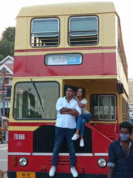  2021 ജനുവരി 18 ന് വിവാഹം ഉറപ്പിച്ച വാമനപുരം സ്വദേശി ​ഗണേഷും, ഈഞ്ചയ്ക്കൽ സ്വദേശിനി ലക്ഷ്മിയുമാണ് തലസ്ഥാന ന​ഗരയിൽ രാജപ്രൗഡിയിൽ സർവ്വീസ് നടത്തിയ ഡബിൽ ഡക്കർ ബസിലെ ആദ്യ ഫോട്ടോഷൂട്ട് നടത്തിയത്.