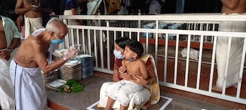 ആചാര്യ സ്ഥാനത്ത് രക്ഷിതാക്കൾ; പനച്ചിക്കാട് ആദ്യക്ഷരം കുറിച്ച് കുരുന്നുകൾ