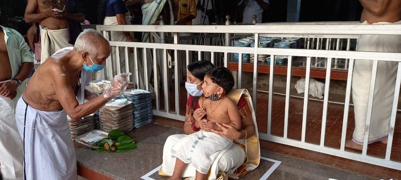  കോട്ടയം; കോവിഡ് മാനദണ്ഡങ്ങൾ പാലിച്ചാണ് പനച്ചിക്കാട് സരസ്വതി ക്ഷേത്രത്തിൽ വിദ്യാരംഭം ചടങ്ങുകൾ നടന്നത്. ക്ഷേത്രത്തിലെ വിദ്യാ മണ്ഡപത്തിൽ പുലർച്ചെ നാലു  മുതൽ  ചടങ്ങുകൾ ആരംഭിച്ചു. വൈകിട്ട് നാല് വരെയാണ് കുരുന്നുകൾക്ക് വിദ്യാരംഭം കുറിക്കാൻ സമയം നൽകിയിരിക്കുന്നത്. പനച്ചിക്കാട് സരസ്വതി ക്ഷേത്രം ഒരുക്കിയ മൊബൈൽ ആപ്ലിക്കേഷൻ വഴി മുൻകൂട്ടി ബുക്ക് ചെയ്തവർക്കാണ് വിദ്യാരംഭത്തിന് അവസരമൊരുക്കിയത്. 