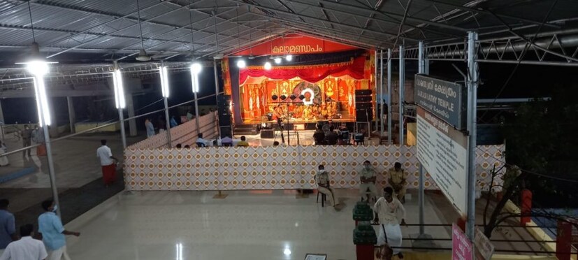  മാസ്ക് ധരിച്ചാണ് രക്ഷിതാക്കളും കുട്ടികളും ക്ഷേത്രത്തിലെത്തിയത്. കോവിഡ് പശ്ചാത്തലത്തിൽ പൊലീസിന്റയും ആരോഗ്യ പ്രവർത്തകരുടെയും സന്നദ്ധ സംഘടനകളുടെയും പ്രത്യേക നിരീക്ഷണത്തിലായിരുന്നു ക്ഷേത്രം.  പേരും ഫോൺ നമ്പറും രജിസ്റ്റർ ചെയ്ത ശേഷം സാനിറ്റൈസർ നൽകി കൈകൾ ശുചീകരിച്ച ശേഷമാണെന്ന് പ്രവേശനം അനുവദിച്ചത്.