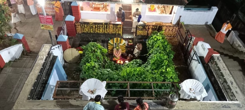  രക്ഷിതാക്കളെയും കുട്ടികളെയും കൊണ്ട് മന്ത്രങ്ങൾ ചൊല്ലിച്ചാണ് ആചാര്യന്മാർ വിദ്യാരംഭ ചടങ്ങുകൾക്ക് ആരംഭം കുറിച്ചത്. ഓരോ കുട്ടികൾക്കും പ്രത്യേകം പാത്രത്തിൽ അരി വിതരണം ചെയ്തിരുന്നു. ഒരാൾക്ക് ഉപയോഗിച്ച അരി മറ്റൊരാൾക്ക് നൽകിയില്ല. രോഗം പടരാനുള്ള സാധ്യത മുന്നിക്കണ്ടായിരുന്നു ഈ ക്രമീകരണങ്ങൾ. 