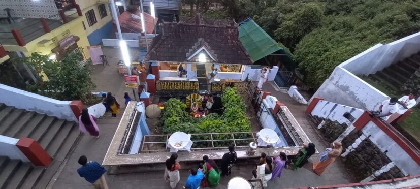  നവരാത്രി ഉത്സവസമയത്ത് സാധാരണയായി പ്രഗൽഭരായ കലാകാരന്മാരുടെ കലാപ്രകടനങ്ങളും ക്ഷേത്രത്തിൽ അരങ്ങേറിയിരുന്നു. 
